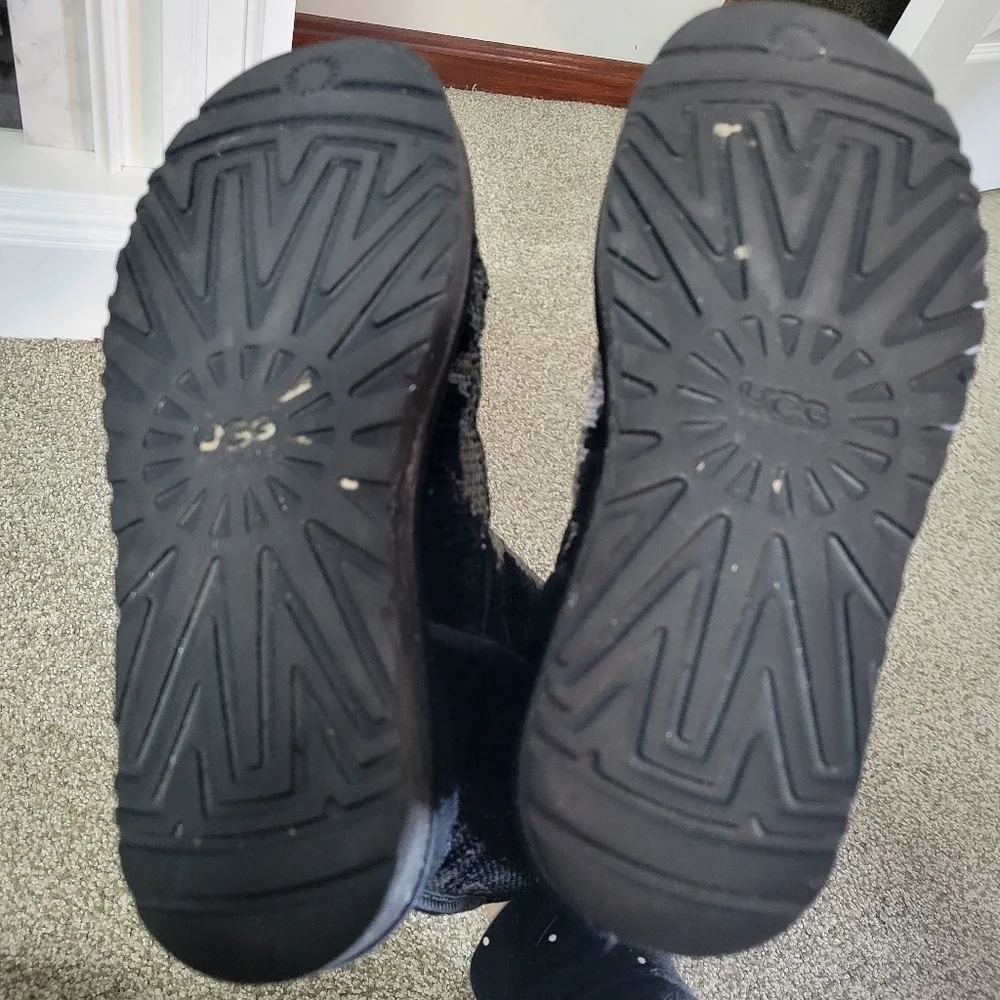 UGG stylish black